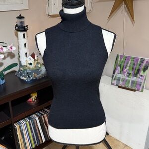 Bloomingdale’s 100 percent cashmere sleeveless turtleneck sweater Petit Small